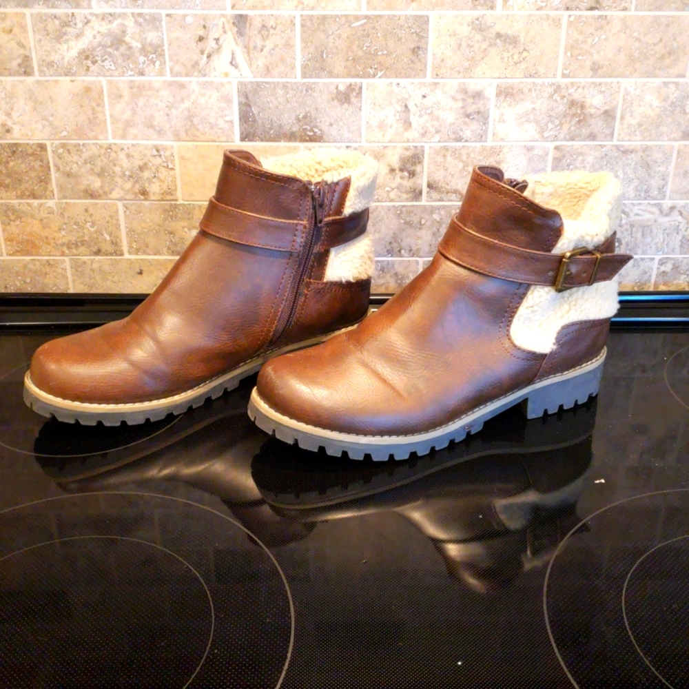 Womens Mountain Sole brand size  8 1/2 boots